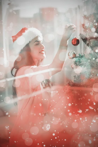 Morena festiva decorando un árbol de navidad — Foto de Stock