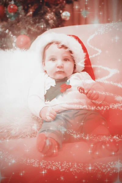 Ładny chłopczyk na kanapie na Boże Narodzenie — Zdjęcie stockowe