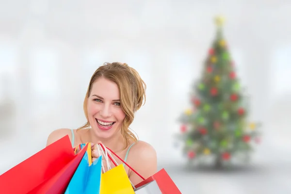 Samengestelde afbeelding van portret van een lachende vrouw met winkelen bag — Stockfoto