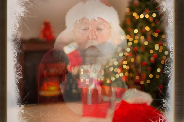 Babbo Natale soffia via qualcosa — Foto Stock