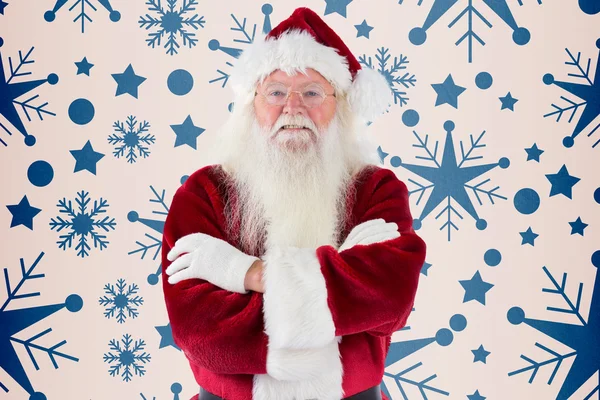Weihnachtsmann lächelt mit verschränkten Armen — Stockfoto
