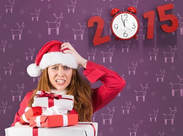 Rosse stressate festive che tengono regali — Foto Stock