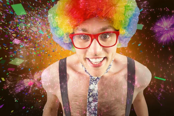 Geeky hipster en afro arco iris peluca — Foto de Stock