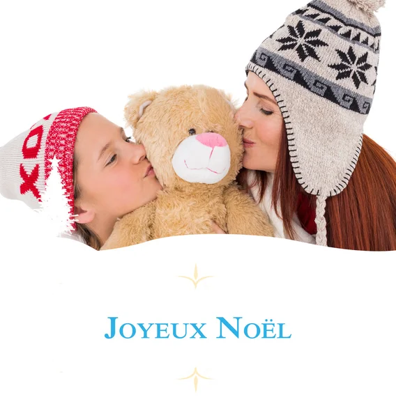 母亲和女儿抱着玩具熊 — 图库照片