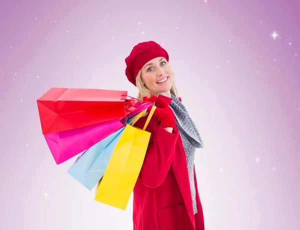 Blondine mit Einkaufstüten — Stockfoto