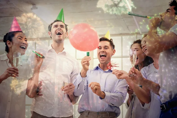 Casual verksamhet team firar med champagne — Stockfoto