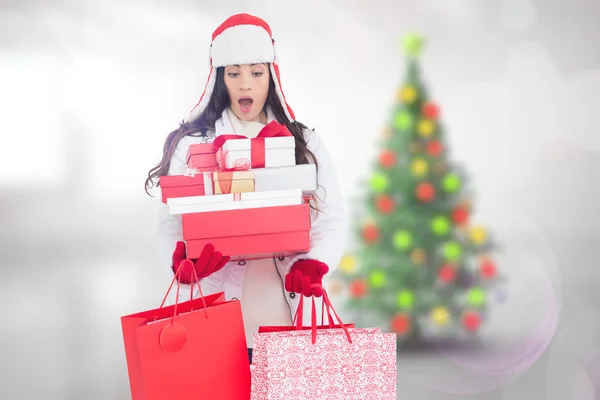 Verrast brunette in winterkleren houden — Stockfoto