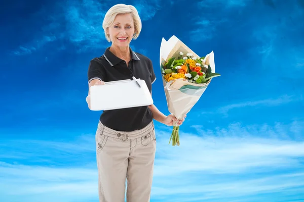 Happy flower delivery woman — Stock Photo, Image