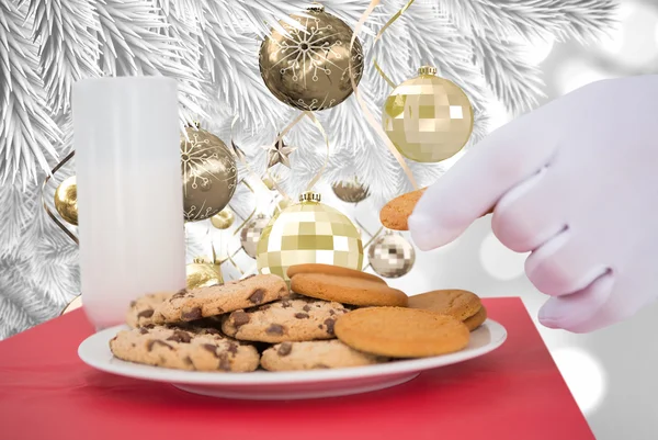 Hand van santa nemen cookie — Stockfoto