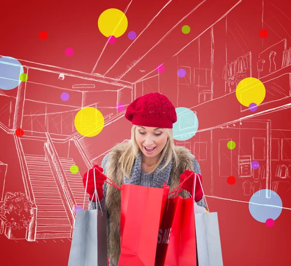 Rubia mirando en bolsas de compras — Foto de Stock