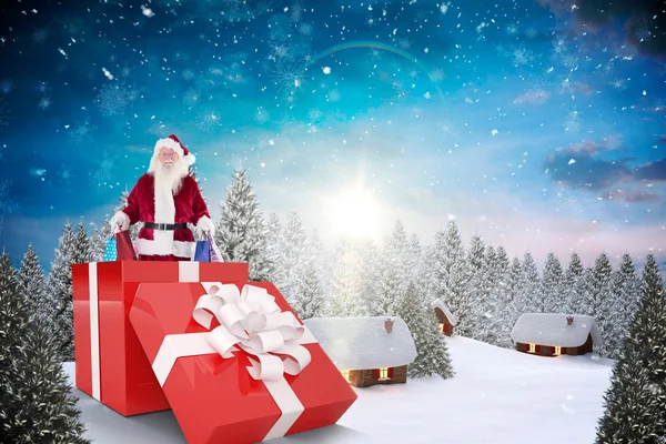 Санта стоит в большом подарке — стоковое фото