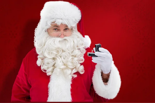 Alegre santa segurando uma caixa de jóias — Fotografia de Stock