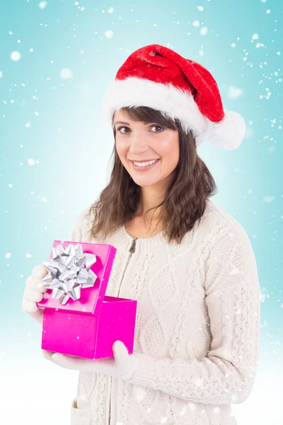 Brunette openen gift van Kerstmis — Stockfoto