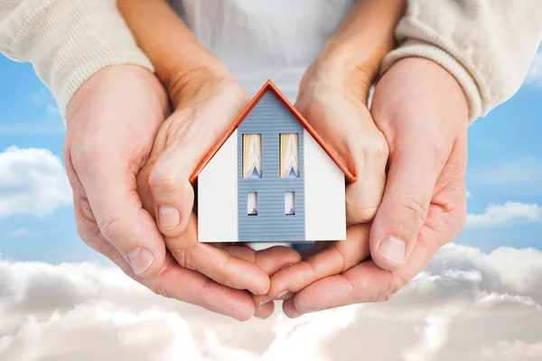 Par anläggning liten modell hus i händer — Stockfoto