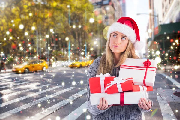 Rubia festiva sosteniendo montón de regalos —  Fotos de Stock