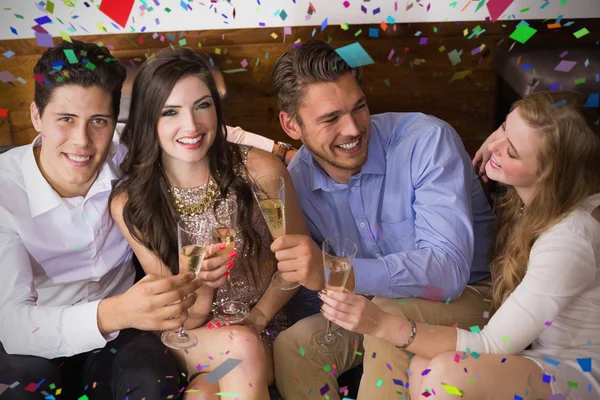 Amigos elegantes tomando una copa juntos —  Fotos de Stock