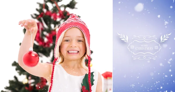 Liten flicka håller christmas småsak — Stockfoto