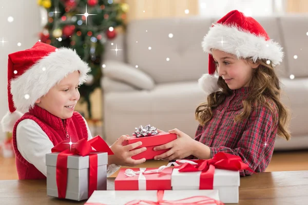 Feestelijke broers en zussen glimlachen — Stockfoto