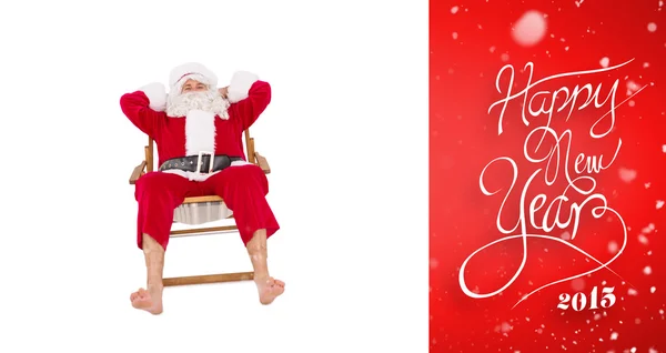 Happy santa ontspannen op strandstoel — Stockfoto