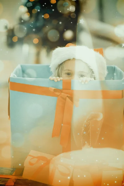 Cute dziewczynka siedzi w gigantyczne prezent na Boże Narodzenie — Zdjęcie stockowe