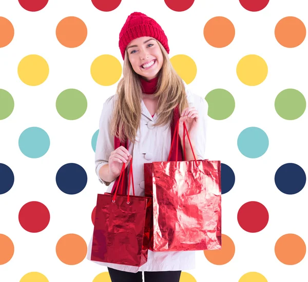 Mooie blonde bedrijf shopping tassen — Stockfoto
