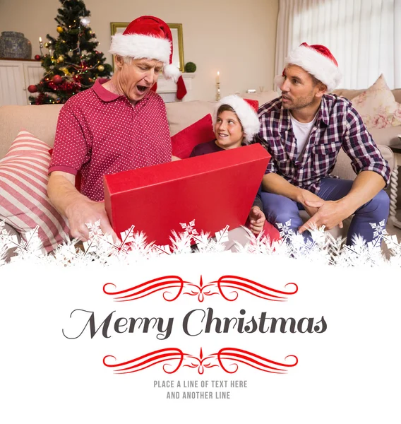 Sorprendido abuelo abriendo su regalo — Foto de Stock