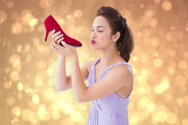 Složený obrázek elegantní brunetka líbat boty — Stock fotografie