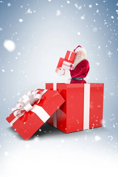 Santa staande in grote gave — Stockfoto