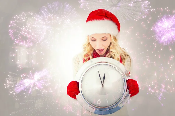 Image composite de blonde festive tenant une grande horloge — Photo