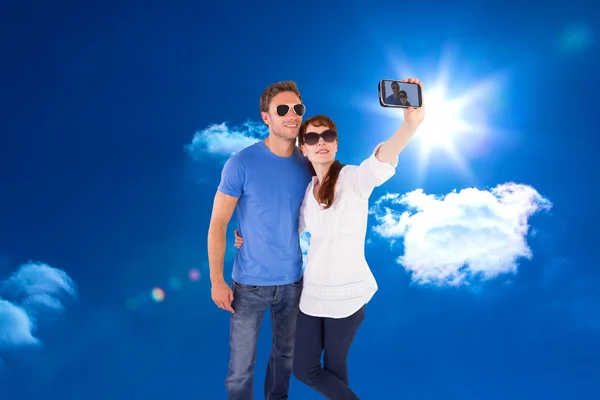 Couple using camera for picture — Stock Photo, Image