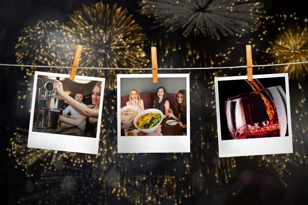 Happy friends looking at the salad — Stock Photo, Image