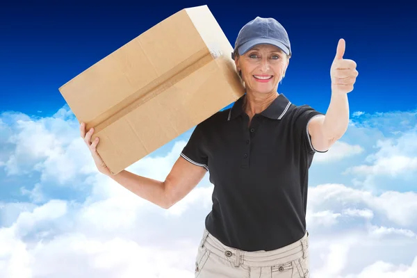 Счастливая доставка женщина держит картонную коробку — стоковое фото