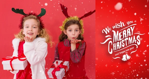 Feestelijke kleine meisjes houden van geschenken — Stockfoto