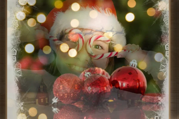 Feestelijke meisje glimlachen op camera — Stockfoto