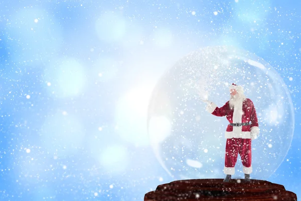 Santa presenterar i en snowjordklot — Stockfoto