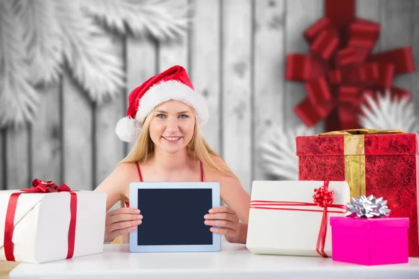 Złożony obraz uroczysty blondynka zakupy z komputera typu tablet — Zdjęcie stockowe