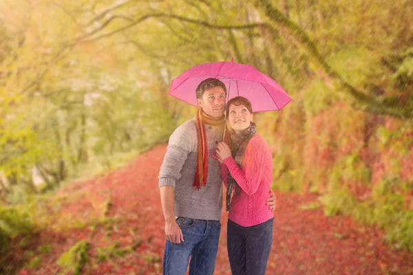 Couple standing underneath an umbrella — Stock Photo, Image