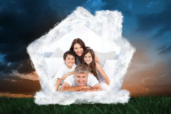 Happy familly looking at the camera — Stock Photo, Image