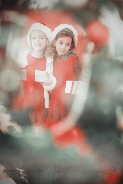 Meninas festivas sorrindo para a câmera — Fotografia de Stock