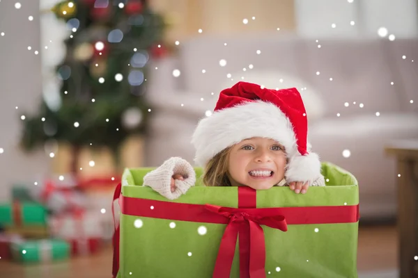 Mädchen sitzt in riesigem Weihnachtsgeschenk — Stockfoto