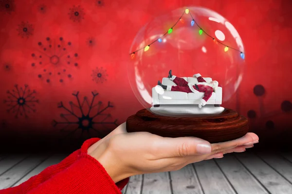 Ręka trzyma santa snow globe — Zdjęcie stockowe