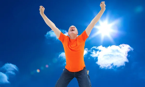 Volwassen man in oranje tshirt juichen — Stockfoto