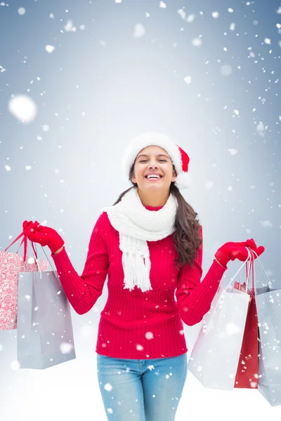 Festliche Brünette hält Einkaufstüten in der Hand — Stockfoto