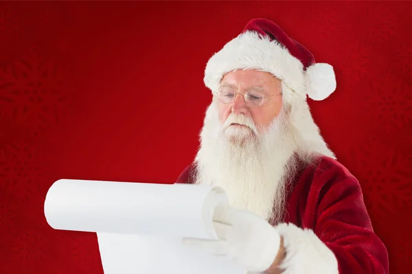 Santa claus zijn lijst controleren — Stockfoto