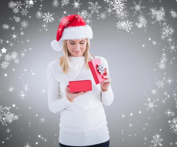 Feestelijke blonde openen gift van Kerstmis — Stockfoto