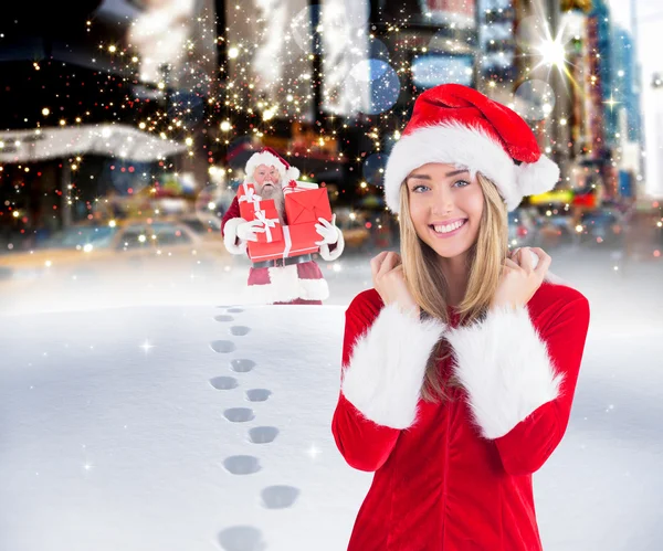 Hübsches Weihnachtsmädchen lächelt in die Kamera — Stockfoto