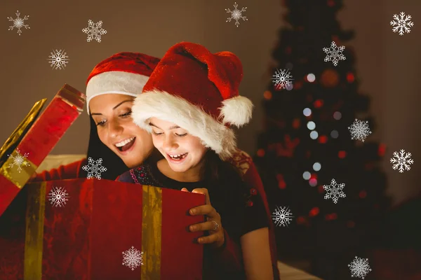 Mãe festiva e filha presente de abertura — Fotografia de Stock