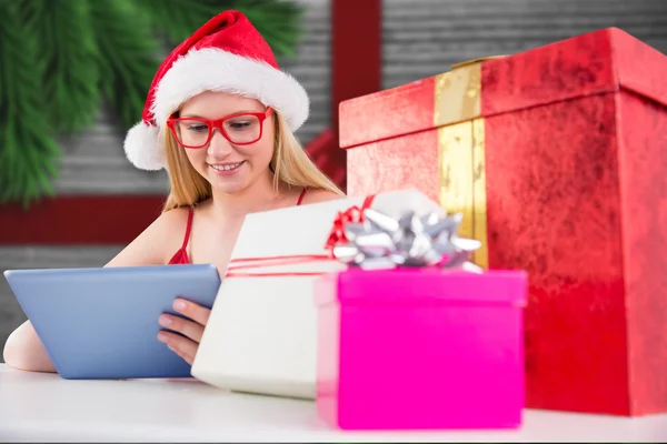 Imagem composta de compras loira festiva on-line com tablet pc — Fotografia de Stock