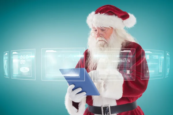 Der Weihnachtsmann nutzt einen Tablet-PC — Stockfoto