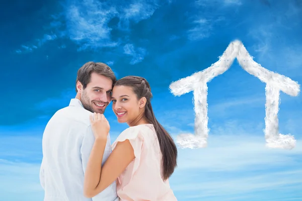 Atractiva pareja joven sonriendo a la cámara — Foto de Stock